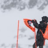 Un volontaire s'active sur la piste de la Gran Becca pour enlever un portillon après l'annulation de l'entraînement de jeudi